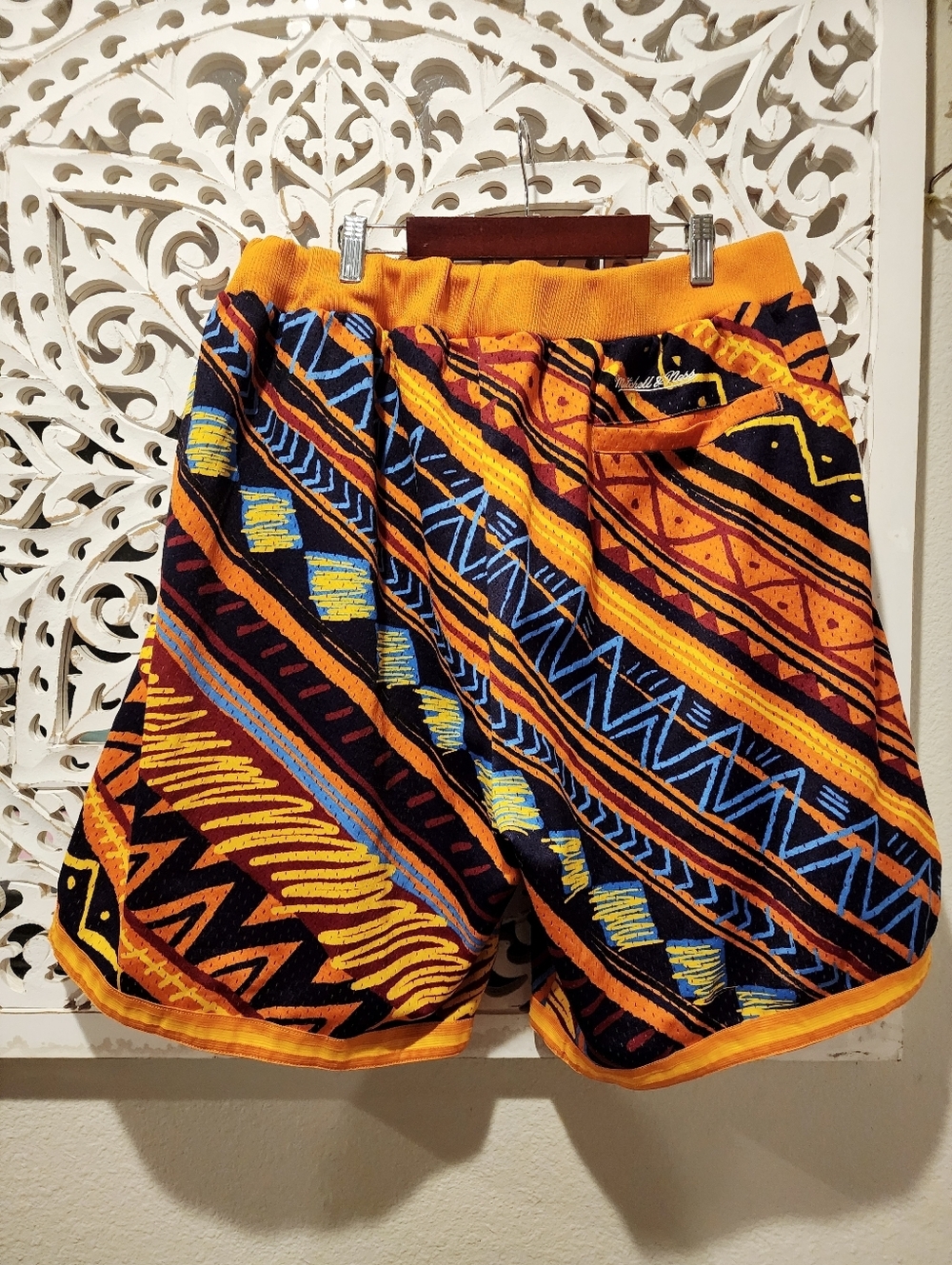 NBA HARDWOOD CLASSICS Mitchell & NESS Lakers Game Day Tribal Pattern Shorts -XXL - Picture 15 of 15